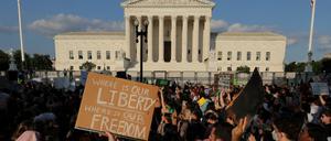 .Protestler demonstrieren vor dem Obersten Gerichtshof der USA, nachdem das Grundsatzurteil „Roe v. Wade“ gekippt wurde.