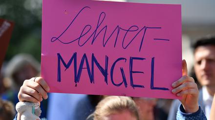 Die Berliner Bildungsverwaltung rechnet zum kommenden Schuljahr mit knapp 1000 unbesetzten Stellen.