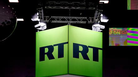 Das Logo von RT ist auf einem Wirtschaftsforum in Sankt Petersburg zu sehen. 