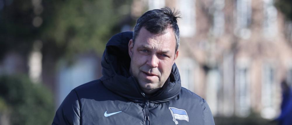 Deutschland, Berlin, Sportpark, GER, 1.FBL, Hertha BSC, Saison 2021/22, Training, Foto: Andreas Menger, Torwarttrainer *** Germany, Berlin, Sportpark, GER, 1 FBL, Hertha BSC, season 2021 22, training, photo Andreas Menger, goalkeeper coach.