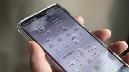 Die Wetter-Apps zeigen nicht nur an, ob es Regen geben soll, sondern auch mit welcher Wahrscheinlichkeit es dazu kommt.