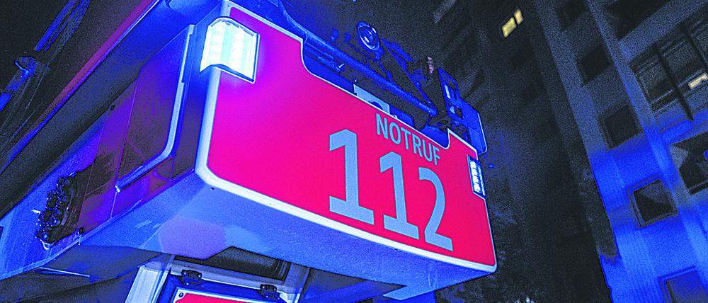 ARCHIV - 12.09.2018, Berlin: Die Feuerwehr ist bei einem Hochhausbrand in der Dieselstraße im Einsatz. (zu dpa «45 Jahre 110 und 112: Stiftung fordert bundesweite Standards» vom 19.09.2018) Foto: Paul Zinken/dpa +++ dpa-Bildfunk +++