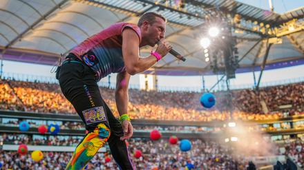 Berlin kann sich auf nachhaltigen Konfettiregen freuen: Coldplay-Frontmann Chris Martin auf der Bühne.