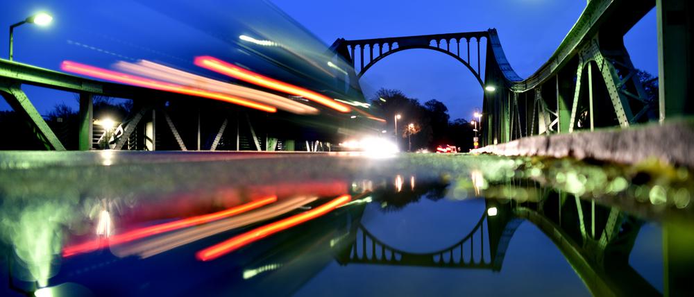Berlin und Brandenburg sind, wie hier durch die Glienicker Brücke, eng verbunden. Künftig wollen die Parlamente der beiden Länder bei übergreifenden Themen noch besser zusammenarbeiten. 