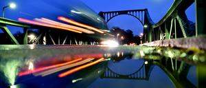 Berlin und Brandenburg sind, wie hier durch die Glienicker Brücke, eng verbunden. Künftig wollen die Parlamente der beiden Länder bei übergreifenden Themen noch besser zusammenarbeiten. 