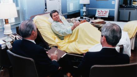Ronald Reagan 1985 bei einem Gespräch mit seinen Beratern im Krankenhaus, wo er wegen Darmkrebs behandelt wurde.