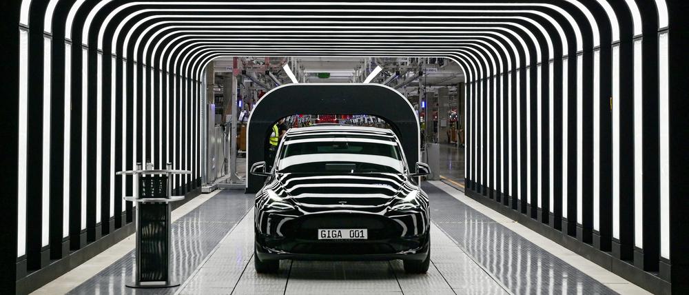 Ab kommenden Montag steht das Tesla-Werk in Grünheide für zwei Wochen still. Ziel der Umbauten währen der Betriebsferien ist es, den Ausstoß von zuletzt 1000 Fahrzeugen pro Woche deutlich zu erhöhen.
