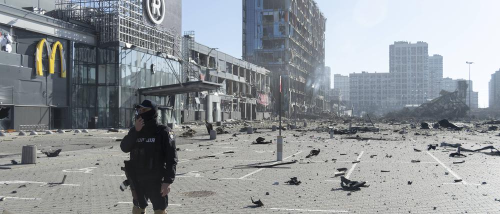 Zerbombtes Einkaufszentrum in Kiew. 