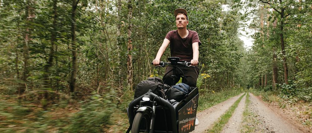 Ein Mann, ein Lastenrad, ein Vorsatz: frei zu sein.