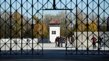 Besucher stehen am 03.11.2014 auf dem Innenhof hinter dem Tor zur KZ-Gedenkstätte in Dachau (Bayern).