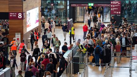 Reisende im Terminal 1 des BER am Freitag – Ferienstart in Berlin und Brandenburg.
