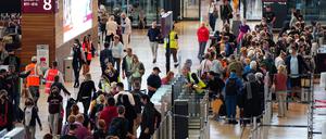 Reisende im Terminal 1 des BER am Freitag – Ferienstart in Berlin und Brandenburg.