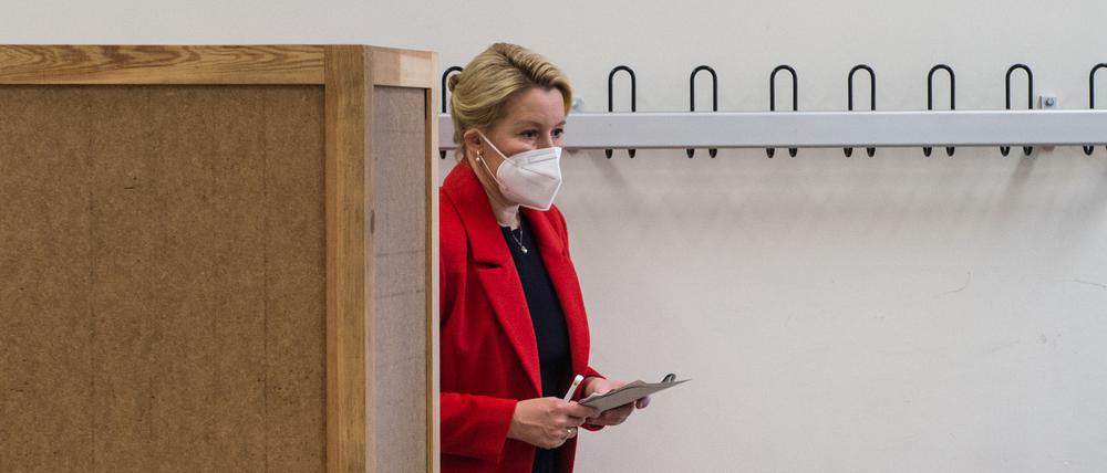 Berlins Regierende Bürgermeisterin Franziska Giffey bei der Wahl am 26. September 2021. Muss Sie um die Mehrheit der SPD in Berlin fürchten? Auch eine teilweise Wiederholung der Abgeordnetenhauswahl ist nicht vom Tisch. 