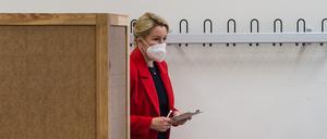 Berlins Regierende Bürgermeisterin Franziska Giffey bei der Wahl am 26. September 2021. Muss Sie um die Mehrheit der SPD in Berlin fürchten? Auch eine teilweise Wiederholung der Abgeordnetenhauswahl ist nicht vom Tisch. 