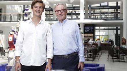 Ekkehard Streletzki und Sohn im Foyer des Estrel in Berlin. Nebenan, auf der anderen Seite der Sonnenalle, bauen sie den Estrel Tower.