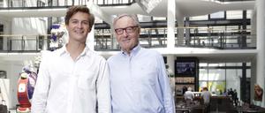 Ekkehard Streletzki und Sohn im Foyer des Estrel in Berlin. Nebenan, auf der anderen Seite der Sonnenalle, bauen sie den Estrel Tower. 
