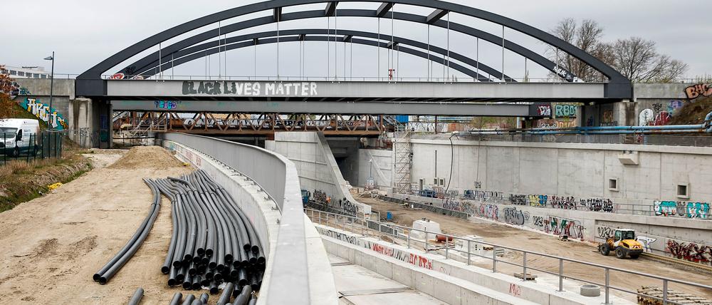 Bauarbeiten an der Baustelle zum Weiterbau Autobahn A100 in Neukölln.