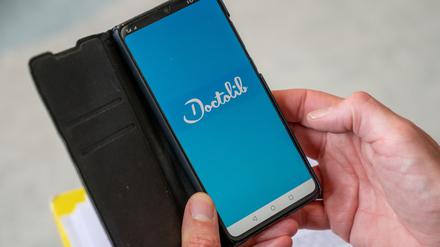 Bei der Online-Vergabe von Impfterminen in der Corona-Krise hat der Senat mit der Ärzteplattform Doctolib zusammen gearbeitet - und dabei aus Sicht der Datenschutzbeauftragten des Landes zu wenig auf den Datenschutz geachtet. 