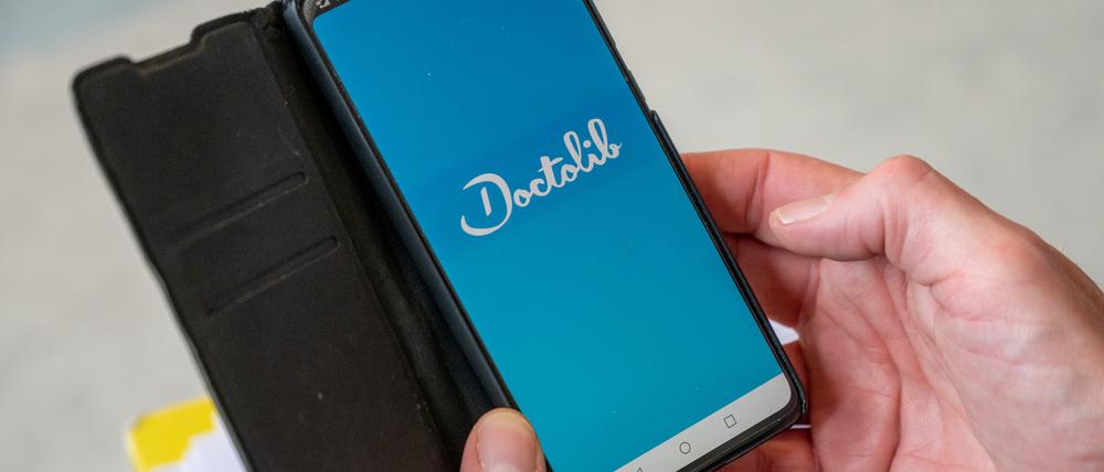 Bei der Online-Vergabe von Impfterminen in der Corona-Krise hat der Senat mit der Ärzteplattform Doctolib zusammen gearbeitet - und dabei aus Sicht der Datenschutzbeauftragten des Landes zu wenig auf den Datenschutz geachtet.