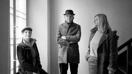 Die Autoren Bettina Munk (links), Heinz Bude und Karin Wieland, aufgenommen in Berlin-Kreuzberg im Dezember 2019.