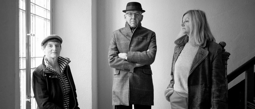 Die Autoren Bettina Munk (links), Heinz Bude und Karin Wieland, aufgenommen in Berlin-Kreuzberg im Dezember 2019.