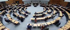 Offenlegen müssen die Abgeordneten die Nebeneinkünfte erst seit 2020. Bereits damals kritisierte Staatsrechtler Ulrich Battis die gewählte Praxis: „Die Stufenregelung ist sehr grob gefasst und trägt kaum zu mehr Transparenz bei.“
