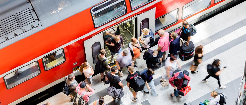 Rund 21 Millionen der günstigen Fahrscheine wurden bislang bundesweit verkauft, weitere zehn Millionen Abonnenten profitieren ebenfalls von dem Angebot.