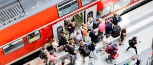 Rund 21 Millionen der günstigen Fahrscheine wurden bislang bundesweit verkauft, weitere zehn Millionen Abonnenten profitieren ebenfalls von dem Angebot.
