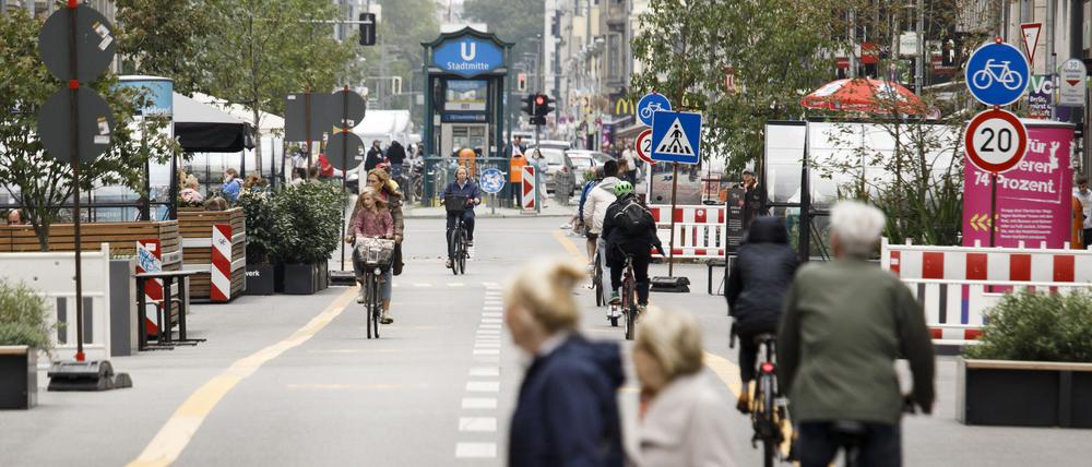 Verkehrssenatorin Bettina Jarasch möchte aus der Friedrichstraße noch einen Gang rausnehmen – und plant eine reine Fußgängerzone.