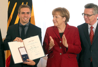 Er Philosoph, sie Kanzlerin: Als Kapitän der Nationalmannschaft bekam Philipp Lahm von Angela Merkel 2014 das Silberne Lorbeerblatt überreicht.
