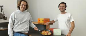 In der Kreuzberger Küche ihres Start-ups Every entwickeln Benjamin Ahlers (l.) und Casimir Rob pflanzenbasierte Tiefkühlkost für anspruchsvolle Konsumenten, die wenig Zeit zum Kochen haben. 