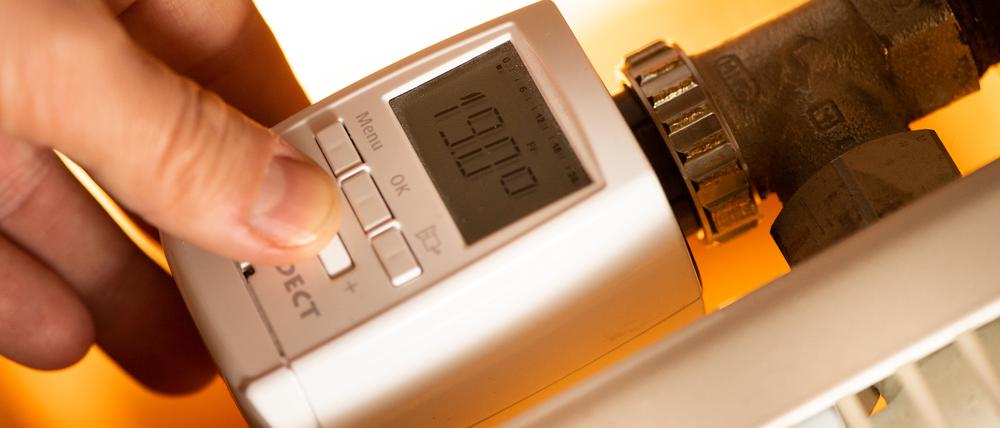 Ein modernes Thermostat mit digitaler Anzeige an der Heizung ist eine Möglichkeit, Energie zu sparen.