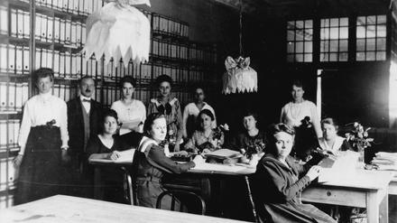 Rudolf Braunes „Das Mädchen an der Orga Privat“ spielt Ende der 1920er-Jahre in einem Schreibbüro an der Prenzlauer Allee. Der Jaron Verlag legt den Roman im Rahmen seiner neuen Reihe „Die Berlin Bibliothek“ nun wieder auf. Werke von Alice Berend, Rahel Sanzara und Arno Alexander sollen folgen.