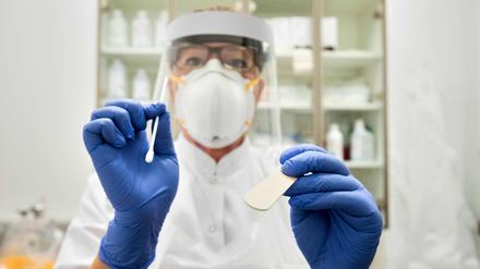 Eine Ärztin führt einen PCR-Test durch.