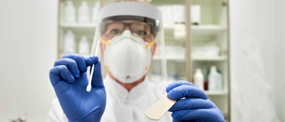 Eine Ärztin führt einen PCR-Test durch.
