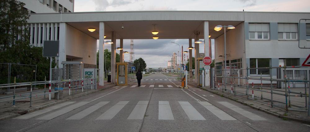 Das Werkstor der PCK-Raffinerie kurz vor Schichtwechsel.
