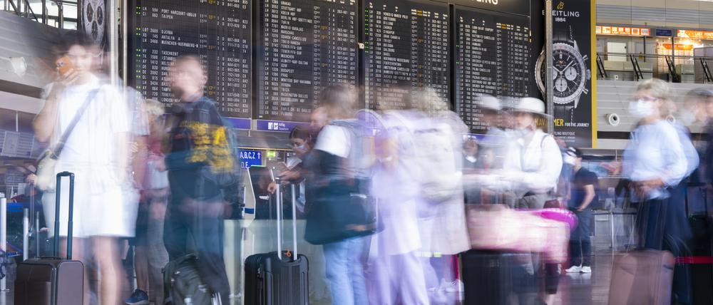 Passagiere warten auf dem Flughafen in Frankfurt am Main auf ihren Check-In. Seit Wochen kommt es an sämtlichen deutschen Flughäfen zu Verzögerungen.