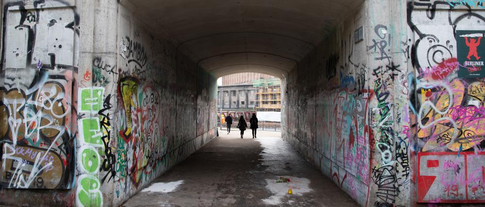 Menschen gehen durch die Unterführung zum Monbijoupark in Mitte, in der Unbekannte eine Rose und eine Kerze abgelegt haben. Ein 13-jähriger Junge war hier in der Nacht bei dem Streit tödlich verletzt worden. Ein unbekannter Mann soll das Kind mit einem Messer angegriffen und einen weiteren jungen Mann schwer verletzt haben, wie die Staatsanwaltschaft bestätigte. +++ dpa-Bildfunk +++