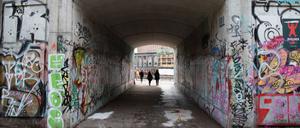 Menschen gehen durch die Unterführung zum Monbijoupark in Mitte, in der Unbekannte eine Rose und eine Kerze abgelegt haben. Ein 13-jähriger Junge war hier in der Nacht bei dem Streit tödlich verletzt worden. Ein unbekannter Mann soll das Kind mit einem Messer angegriffen und einen weiteren jungen Mann schwer verletzt haben, wie die Staatsanwaltschaft bestätigte. +++ dpa-Bildfunk +++