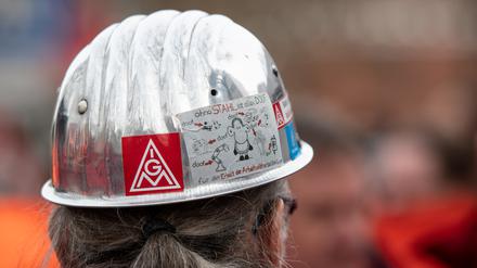  «Ohne Stahl ist alles doof» steht auf dem Helm eines Stahlarbeiters, der sich vor einem Werkstor von Thyssenkrupp an einer Kundgebung der Gewerkschaft IG Metall beteiligt.