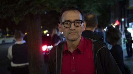 24.07.2020, Berlin: Menschen stehen unweit der Torstraße vor einem Lokal. Der Bezirksbürgermeister von Berlin-Mitte, Stephan von Dassel (Grüne), hatte verstärkte Kontrollen von Ordnungsamt und Polizei auf der Partymeile des Bezirks angekündigt. Denn «immer häufiger» würden in der Gastronomie im Bezirk die geltenden Regeln «grob missachtet», erklärte von Dassel. Foto: Paul Zinken/dpa-zb-zentralbild/dpa +++ dpa-Bildfunk +++