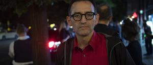 24.07.2020, Berlin: Menschen stehen unweit der Torstraße vor einem Lokal. Der Bezirksbürgermeister von Berlin-Mitte, Stephan von Dassel (Grüne), hatte verstärkte Kontrollen von Ordnungsamt und Polizei auf der Partymeile des Bezirks angekündigt. Denn «immer häufiger» würden in der Gastronomie im Bezirk die geltenden Regeln «grob missachtet», erklärte von Dassel. Foto: Paul Zinken/dpa-zb-zentralbild/dpa +++ dpa-Bildfunk +++