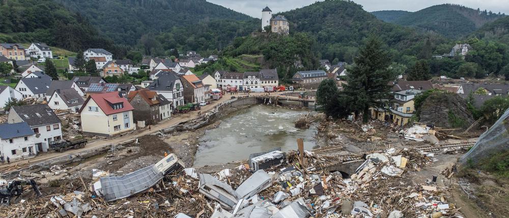 Meterhoch türmen sich nach der Flutkatastrophe im Juli 2021 Wohnwagen, Gastanks, Bäume und Schrott an einer Brücke über die Ahr in Altenahr-Kreuzberg.