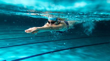 Shakalio untersucht, wie sich der Menstruationszyklus auf die Leistungsfähigkeit von Wassersportlerinnen auswirkt.