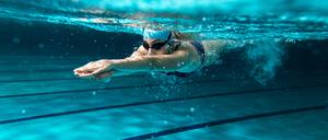 Shakalio untersucht, wie sich der Menstruationszyklus auf die Leistungsfähigkeit von Wassersportlerinnen auswirkt.