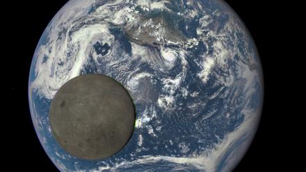Eine Nasa-Kamera an Bord des Deep Space Climate Observatory (DSCOVR) hat am 6. August 2015 diese einzigartige Aufnahme gemacht. Zu sehen ist die vollständig beleuchtete „dunkle Seite“ des Mondes, die von der Erde aus nicht sichtbar ist.