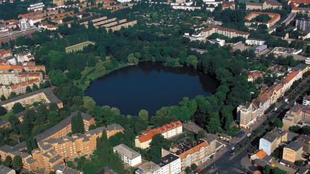 Der Schäfersee ist 4,5 Hektar groß und etwa sieben Meter tief. Der Name geht auf eine Schäferei zurück, die hier im 18. Jahrhundert ansässig war.