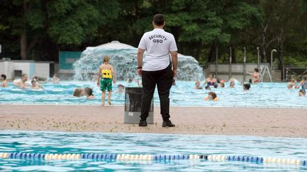 Im Sommerbad Neukölln löste eine Wasserpistolen-Spritzerei einen Streit aus, einer Frau wurde das Nasenbein gebrochen. Es kam zu Tumulten.