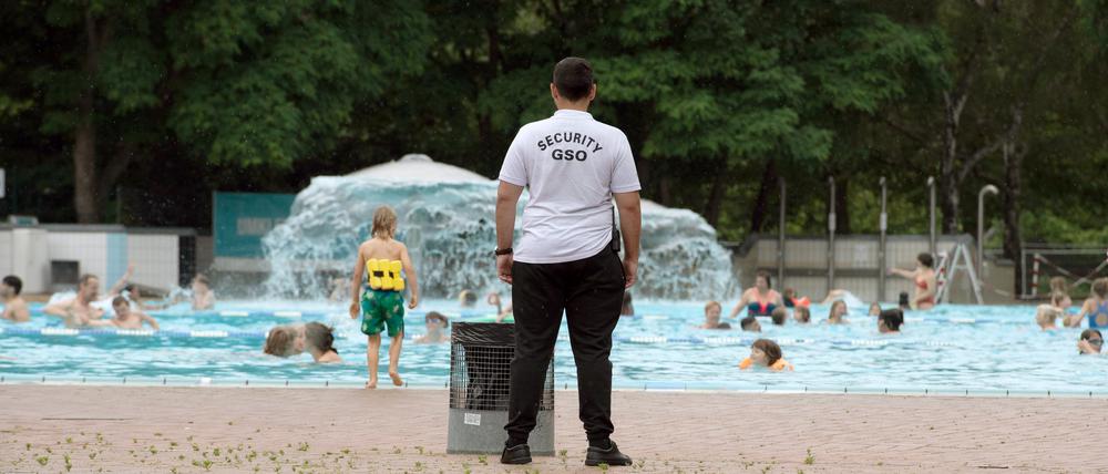 Im Sommerbad Neukölln löste eine Wasserpistolen-Spritzerei einen Streit aus, einer Frau wurde das Nasenbein gebrochen. Es kam zu Tumulten.