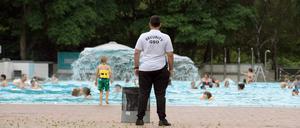 Im Sommerbad Neukölln löste eine Wasserpistolen-Spritzerei einen Streit aus, einer Frau wurde das Nasenbein gebrochen. Es kam zu Tumulten.